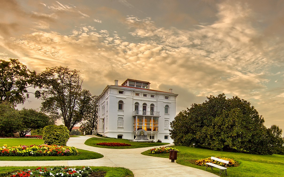 Fachada blanca de estilo colonial de la Casa Blanca del Marqués de Valdecilla en Solares