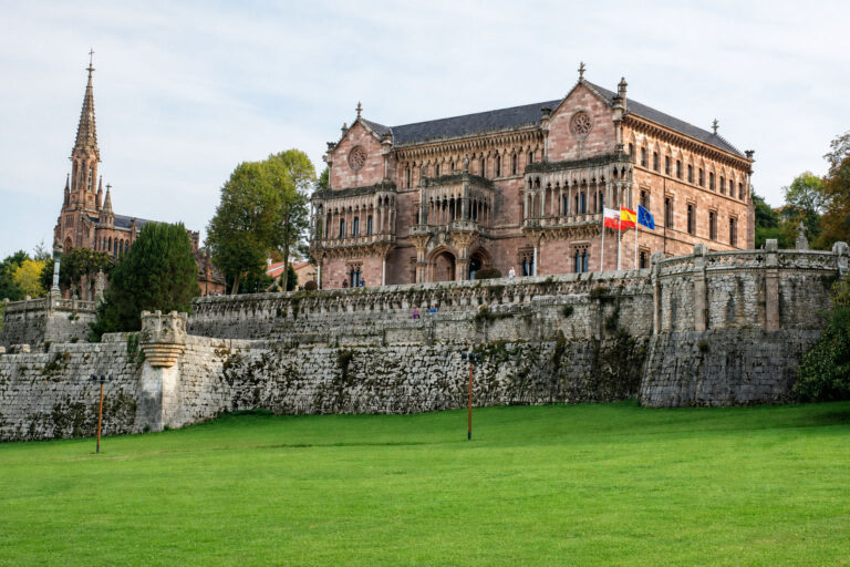 Fachada neogótica del Palacio de Sobrellano en Comillas con su jardín ajardinado