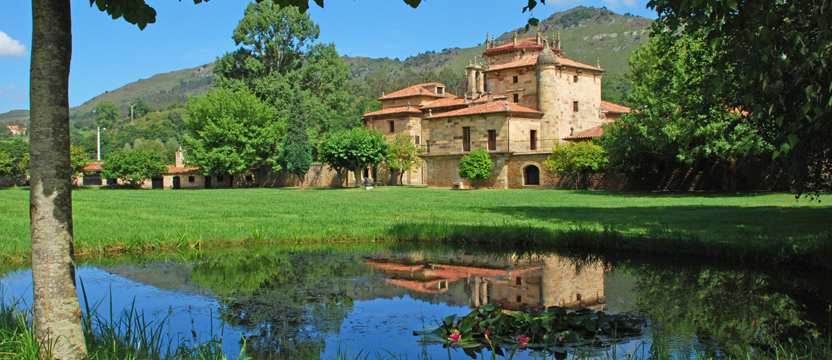 Jardines geométricos y fachada del Palacio de Elsedo en Villaverde de Pontones
