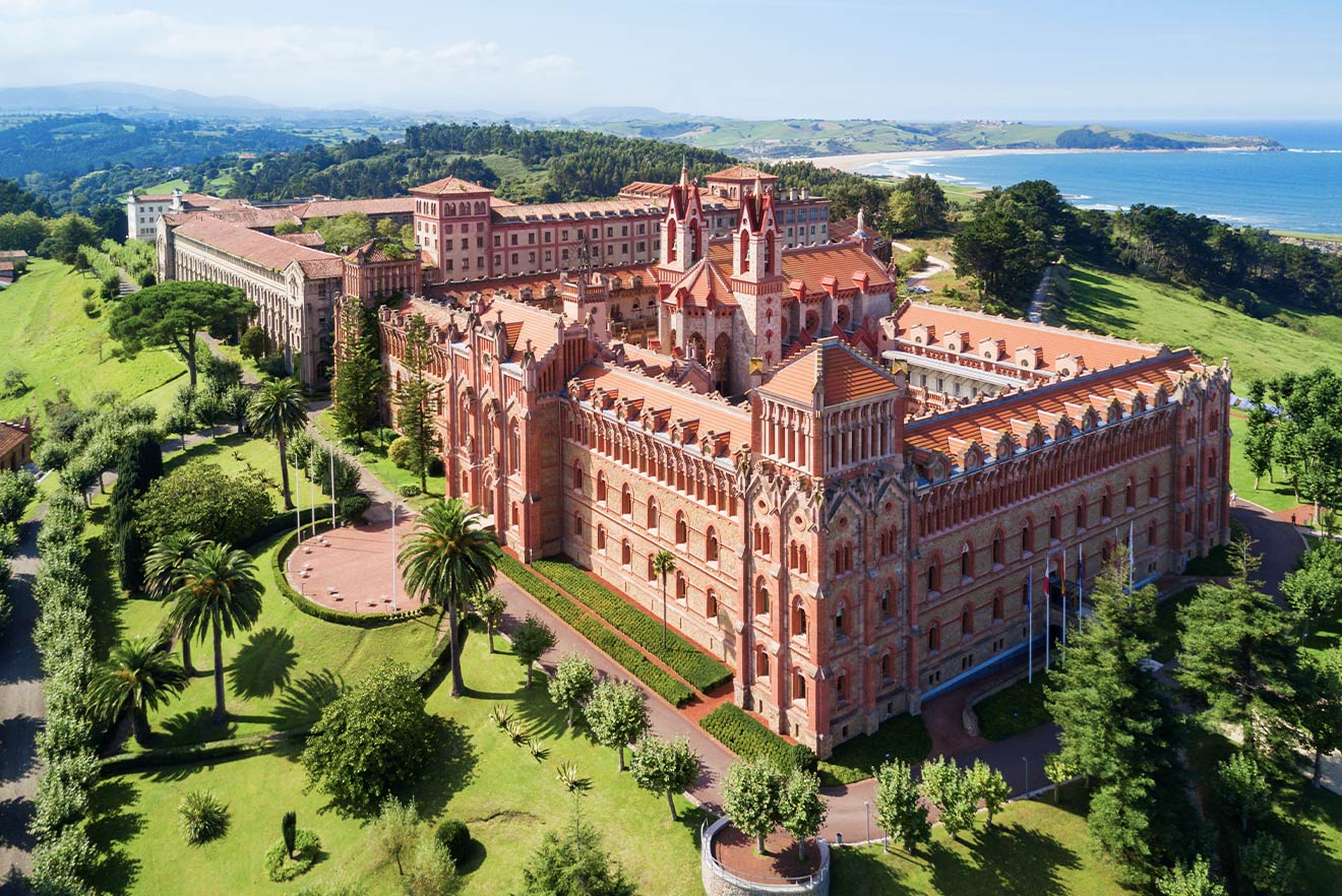 Edificio histórico de la Universidad Pontificia de Comillas visto desde el jardín exterior