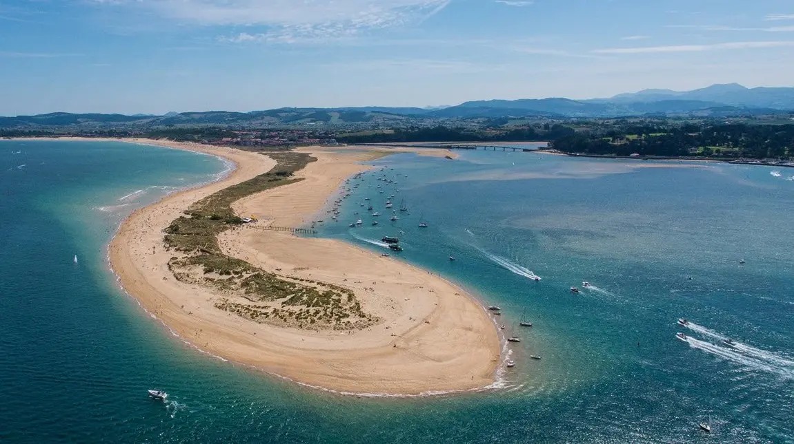 Playa de El Puntal en Somo, lengua de arena con la bahía de Santander y el Sardinero al fondo