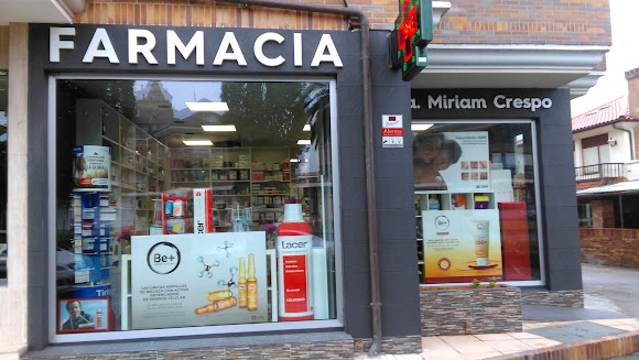 Fachada de la Farmacia Miriam Crespo en Ajo, con cruz verde de farmacia visible