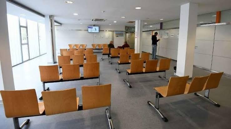 Fachada del Consultorio Local de Ajo, edificio de sanidad pública en la avenida del Faro
