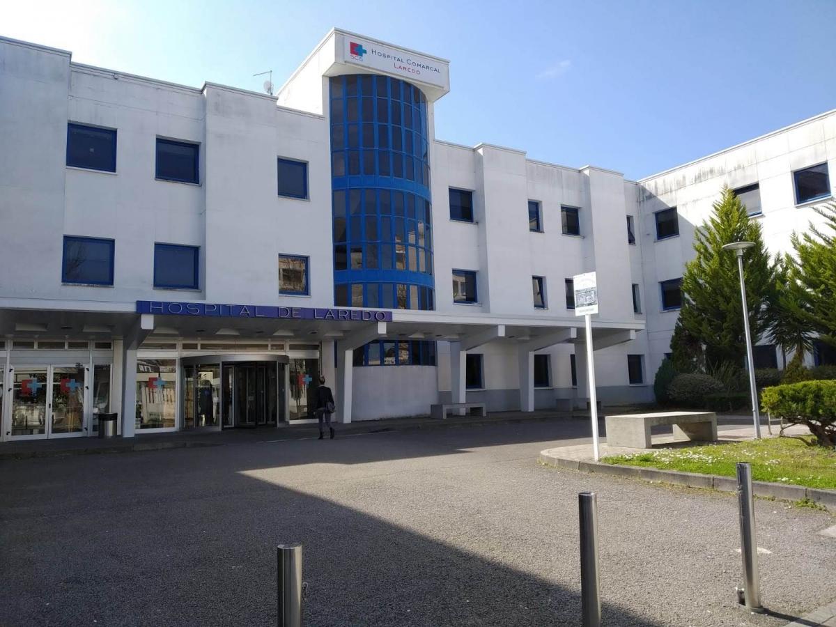 Fachada principal del Hospital de Laredo, Cantabria