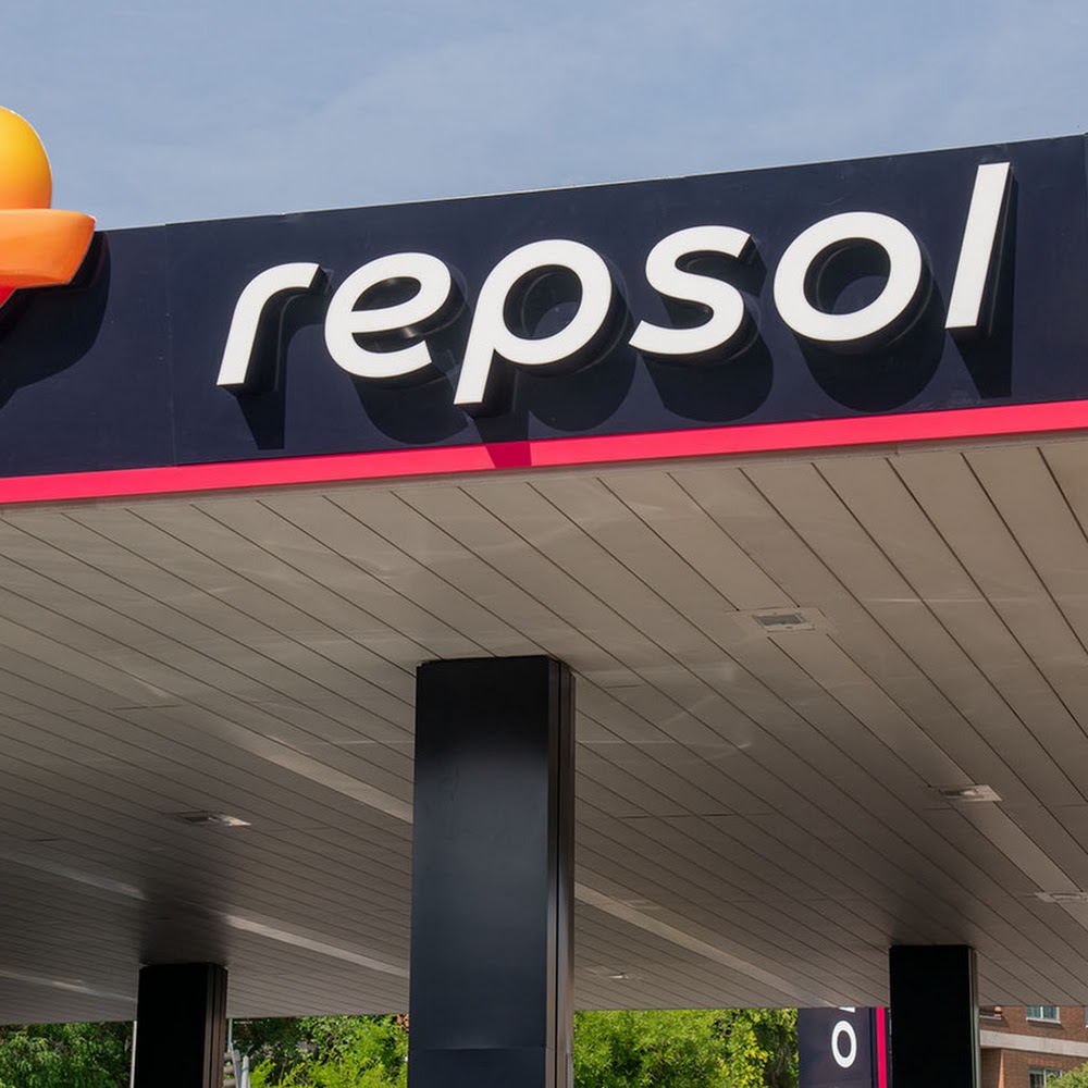 Surtidores de una gasolinera Repsol de carretera en Cantabria, día nublado