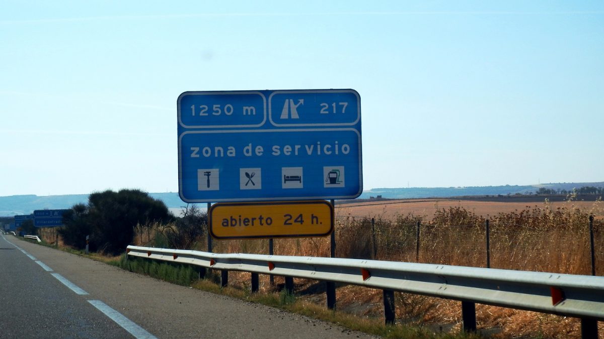 Carretera N-634 atravesando la costa de Trasmiera camino de Bareyo, señal de gasolinera al fondo