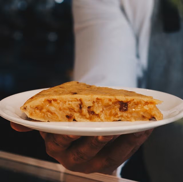 Tortilla de patata con cebolla recién cortada en la barra del restaurante Cañadío, Santander.
