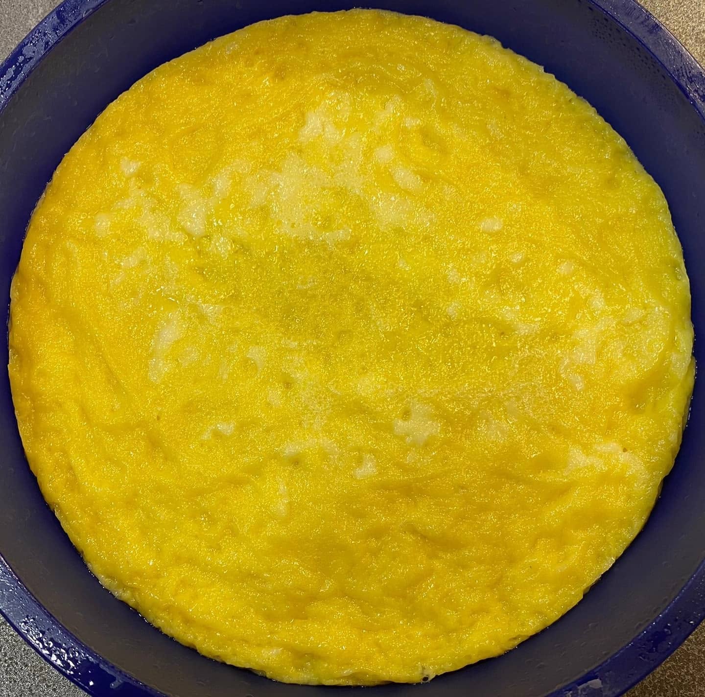 Tortilla creativa de patata y bacalao de Asubio Gastrobar, presentación en plato, Santander.