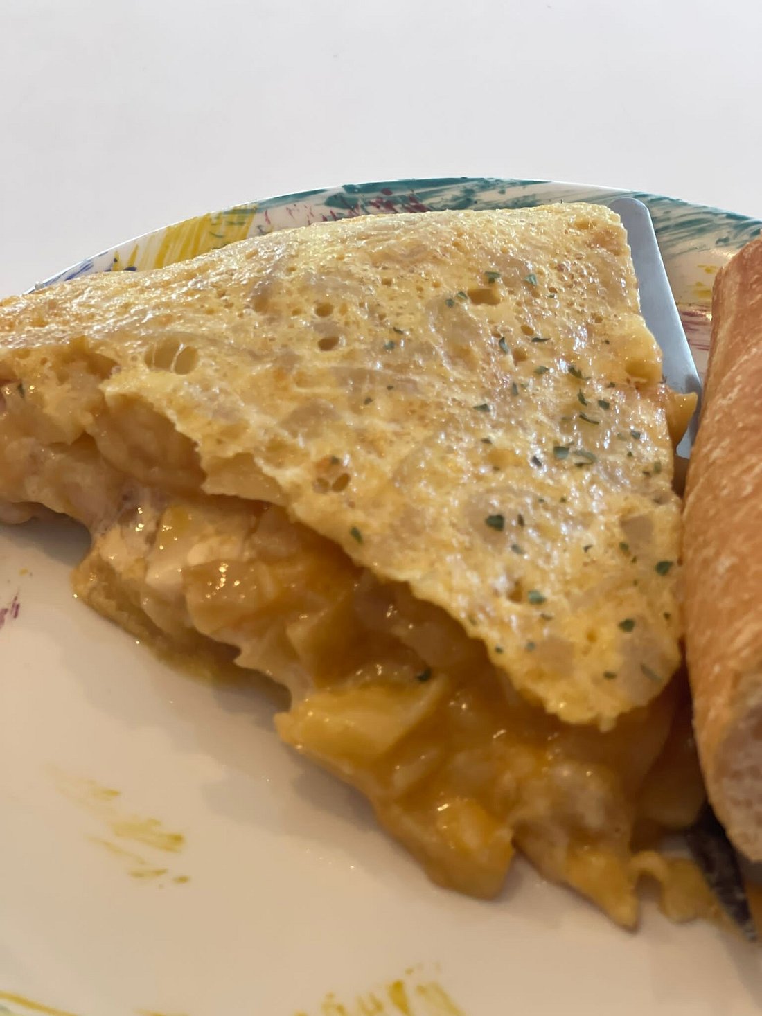 Tortilla de callos servida en Cervecería Mompy's, Mompía, plato en primer plano.