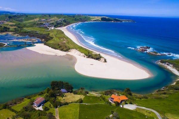 Costa cántabra bajo un cielo despejado en pleno mes de julio, luz de mediodía sin calima