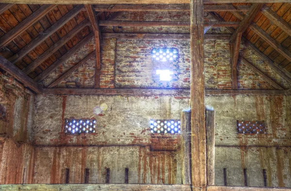 Interior rústico de un pajar o cabaña de piedra en un pueblo tradicional cántabro