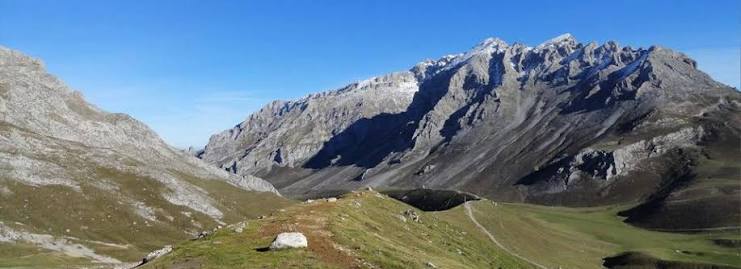 Paisaje agreste de roquedo y peñas en la alta montaña de Cantabria, sin presencia humana