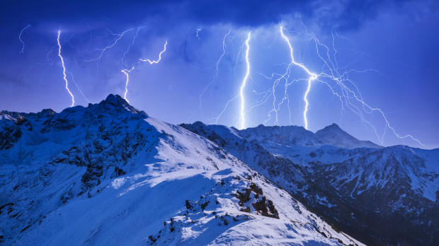 Cielo tormentoso con nubes bajas sobre las cumbres de los Picos de Europa