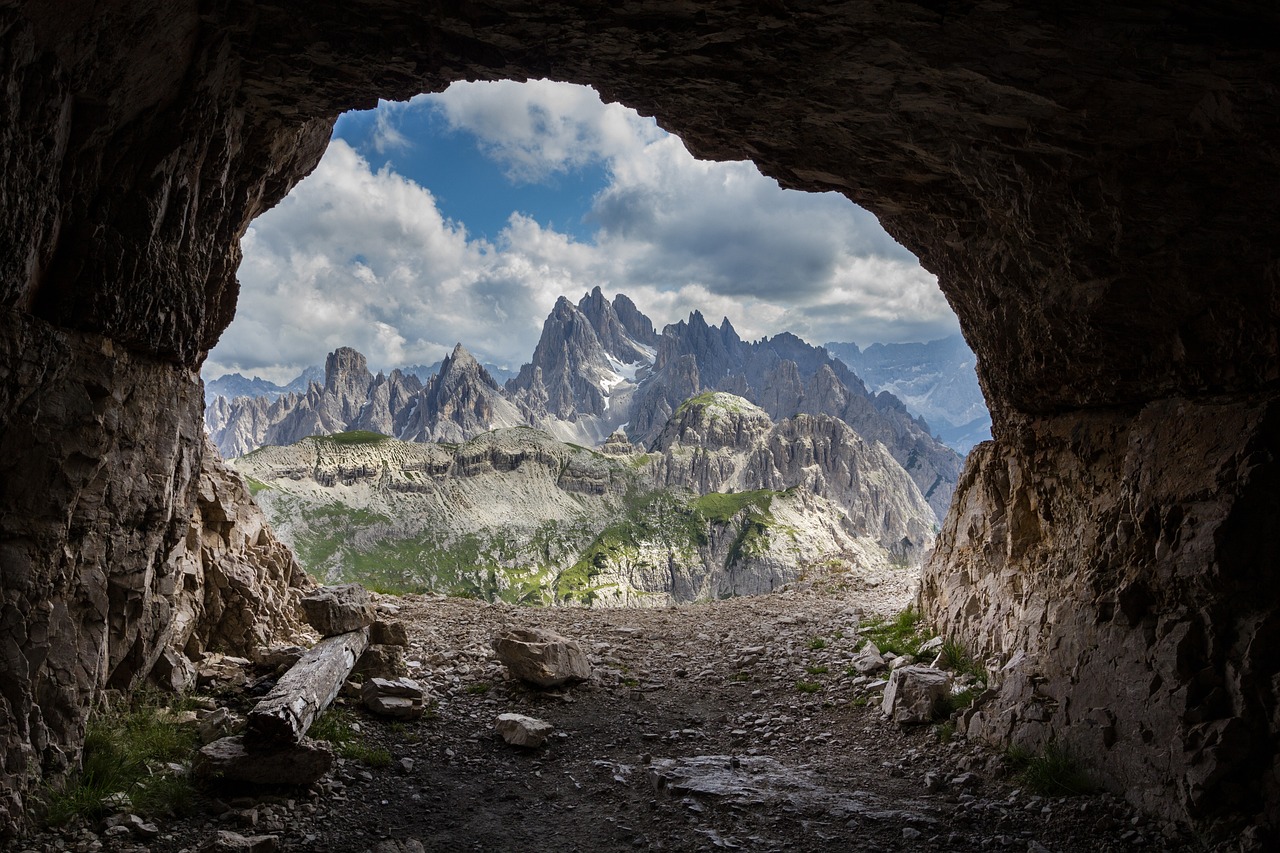 Entrada de una cueva natural de piedra caliza en la montaña cántabra