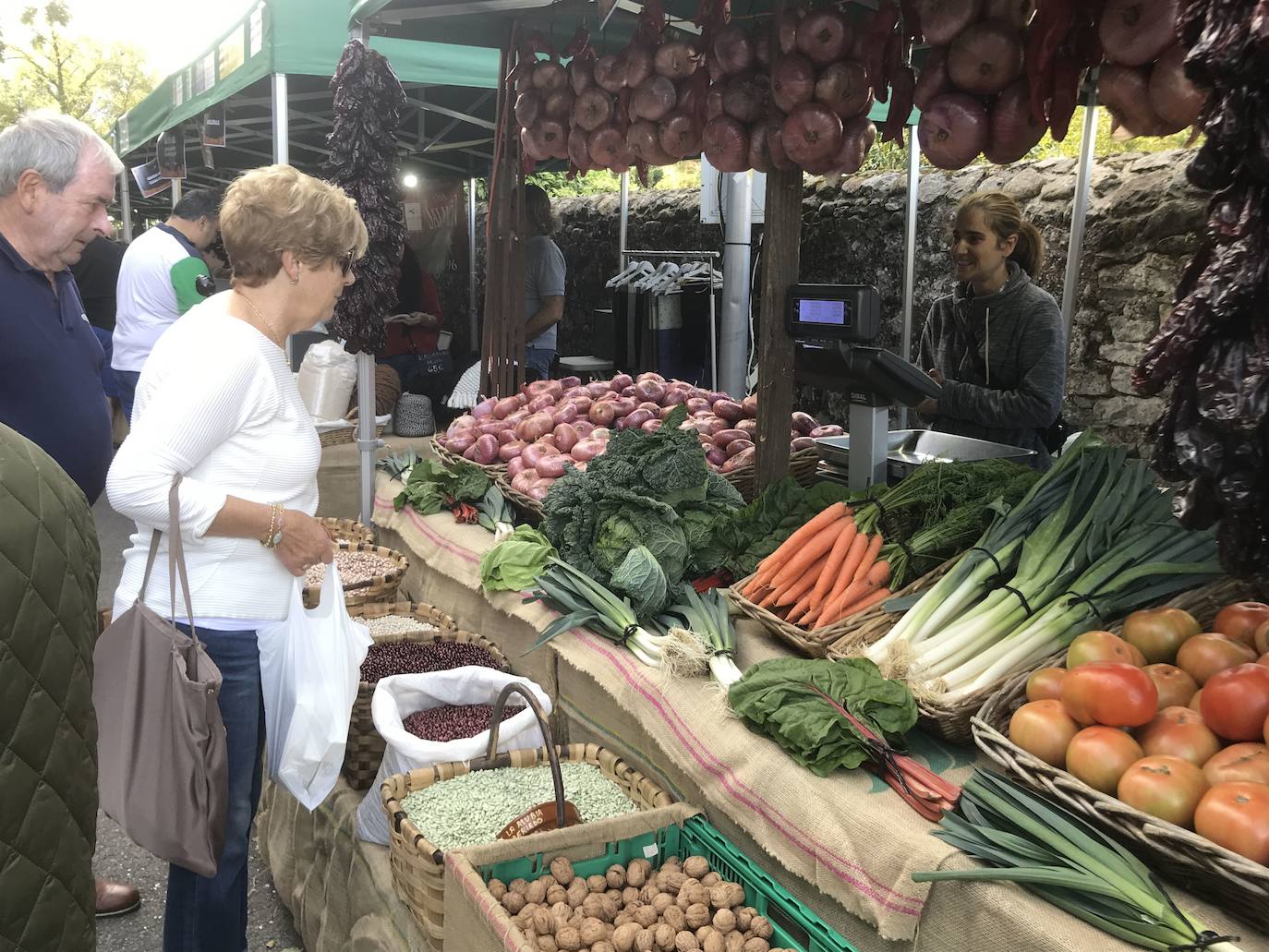 Puesto de un mercado rural de otoño en un pueblo de Trasmiera con castañas y productos locales a la venta