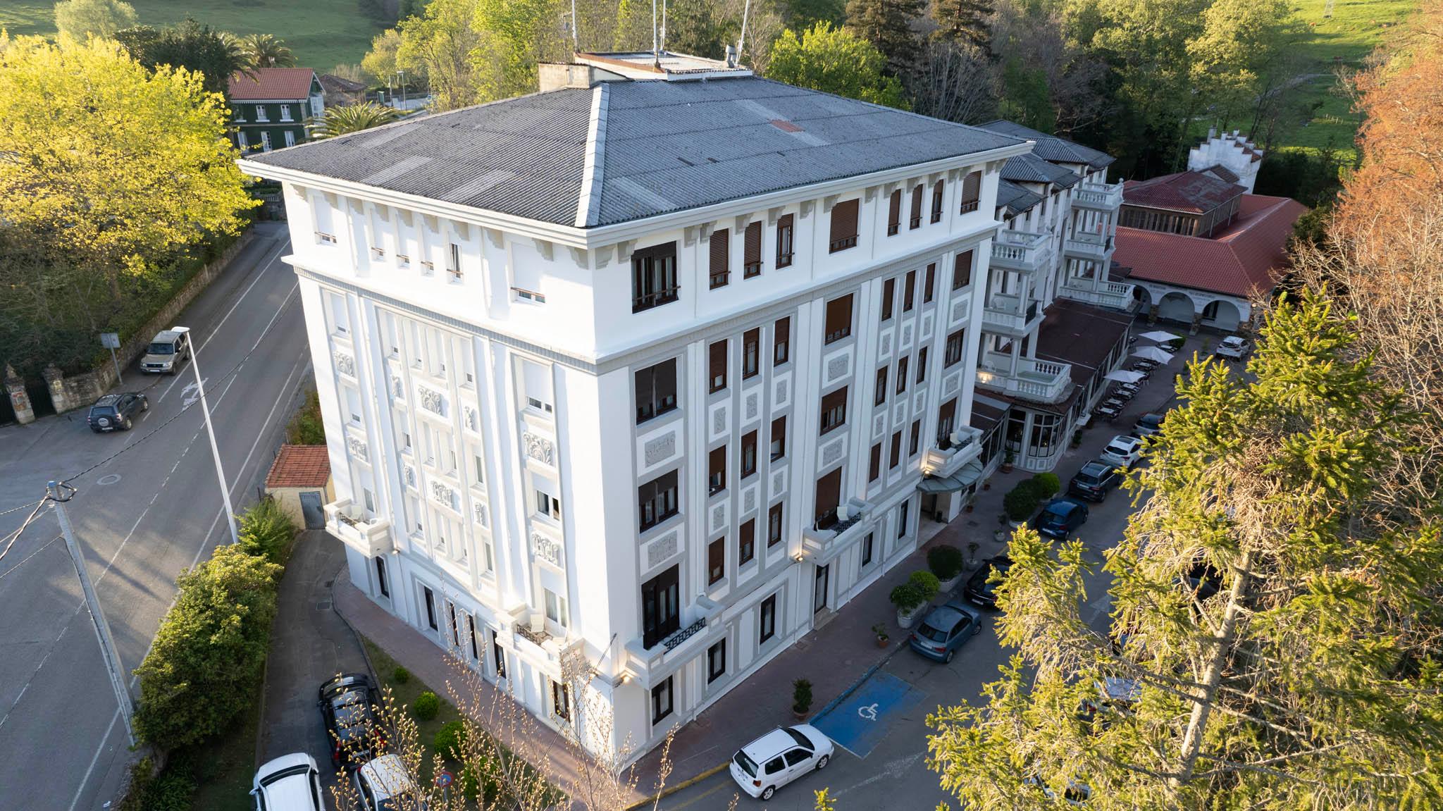 Fachada del Gran Hotel Balneario de Liérganes rodeado de su parque centenario
