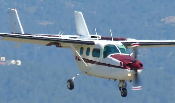 Avioneta pequeña despegando o en vuelo sobre la costa cántabra, luz de mañana