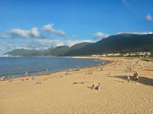 Playa de Trengandín en Noja, arena lisa junto a las marismas de Santoña