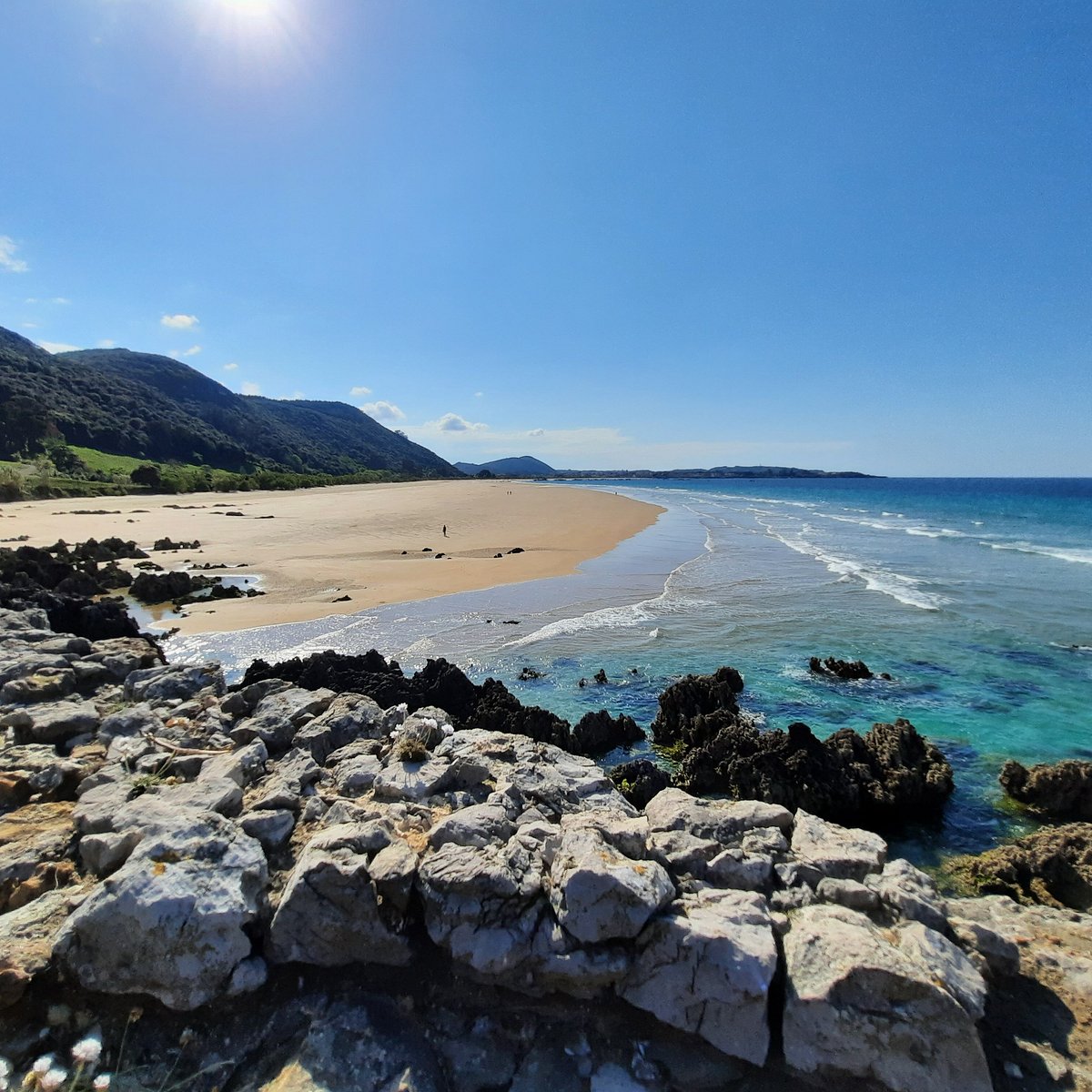 Cala de Helgueras en Noja, pequeña cala resguardada con hamacas colocadas en la arena