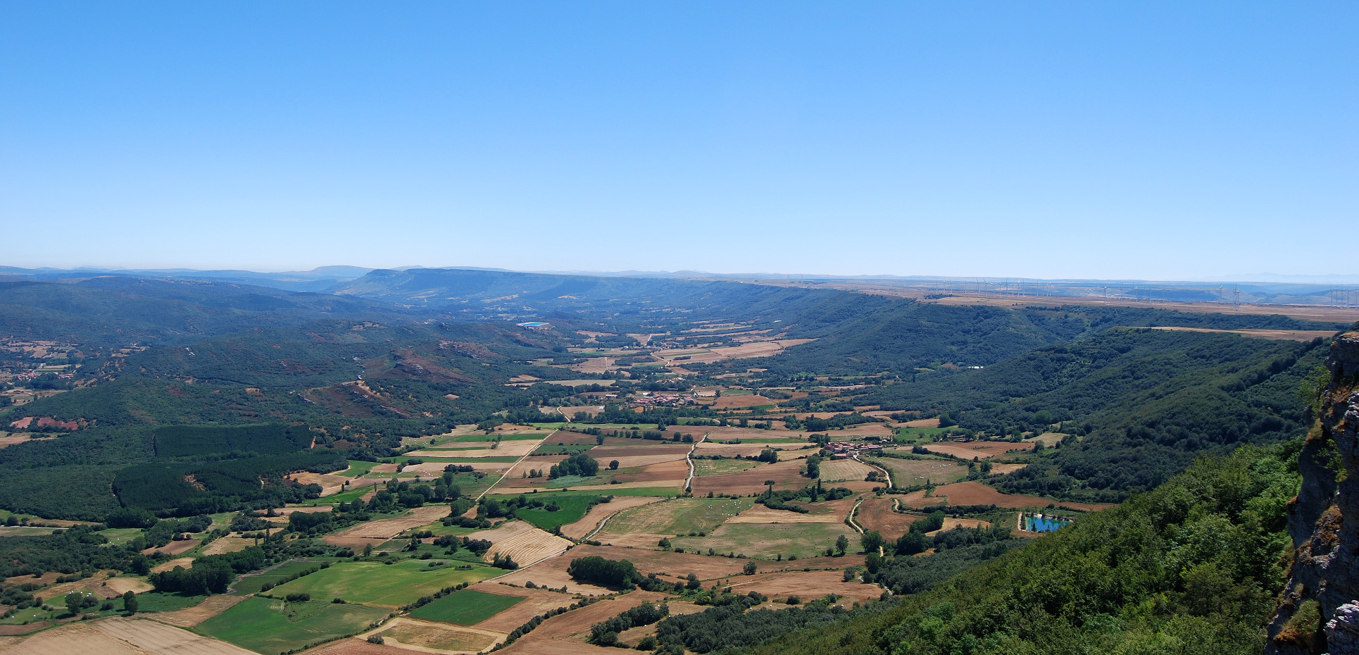 Carretera de acceso subiendo hacia el Páramo de la Lora desde Rocamundo, Valderredible