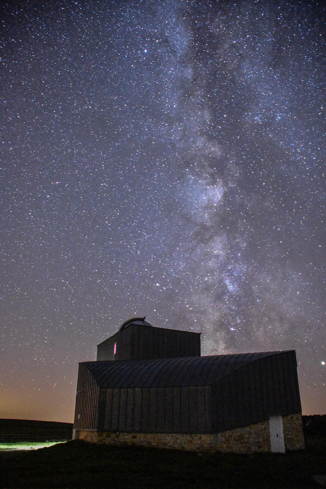 Cielo estrellado con la Vía Láctea visible sobre el paisaje rural de Valderredible, de noche
