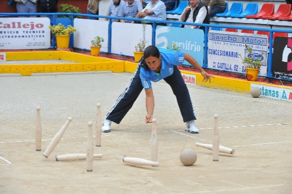 Bolos cántabros disputándose en una bolera de Arnuero durante las fiestas de agosto