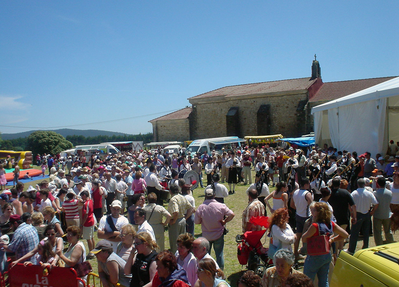 Plaza del pueblo de Meruelo, en Cantabria, de día