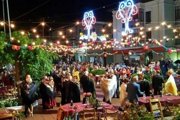 Verbena de una fiesta patronal de verano en un pueblo de la Trasmiera cántabra, con luces y gente en la plaza