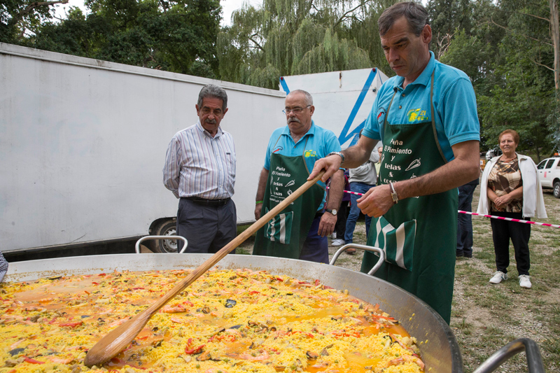 Núcleo rural de Bareyo, Cantabria, en un día de fiesta patronal